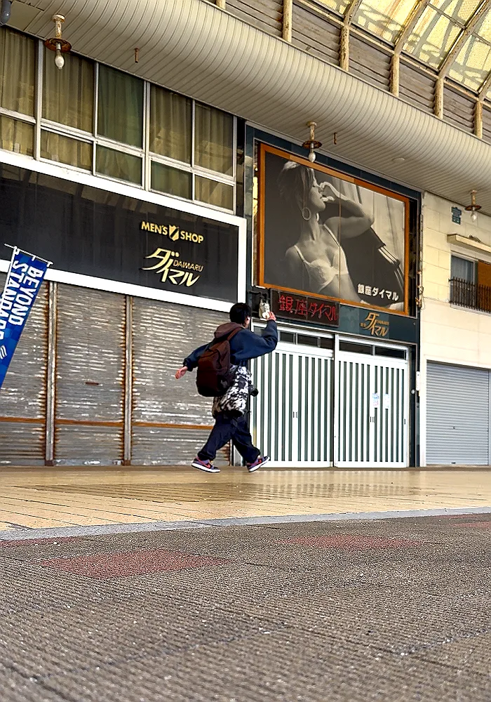 シャッターの下りた今治のアーケード商店街